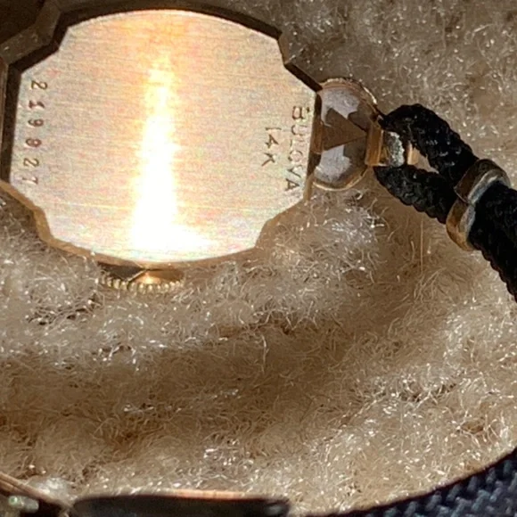 Women’s tiny 14k gold watch with strap band. - Picture 3 of 10